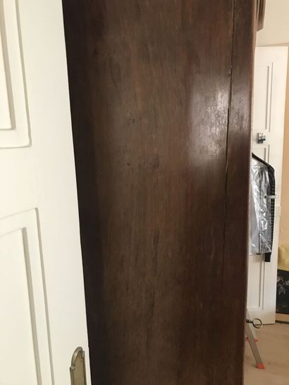 Armoire en placage de noyer ouvrant par une...