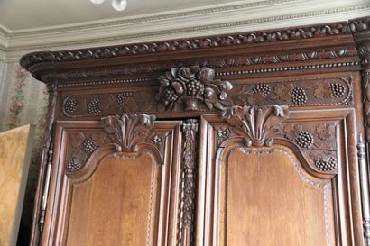 Armoire de mariage en chêne mouluré et sculpté,...