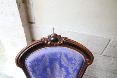 Paire de fauteuils en noyer naturel et teinté...