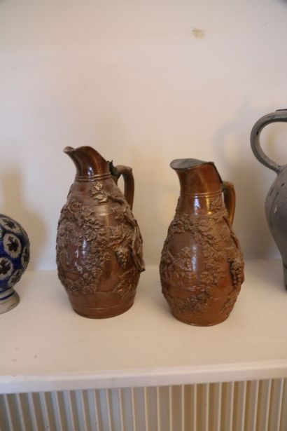 Ensemble de 6 pichets, cinq en grès à décor...