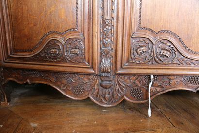 Armoire de mariage en chêne mouluré et sculpté,...