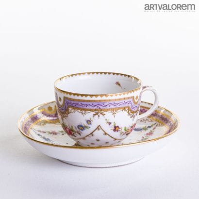 Tasse et sa sous - tasse en porcelaine dure...