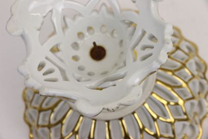 Coupe sur piédouche en porcelaine ajourée...