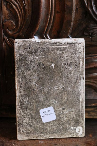 Bas-relief en plâtre sculpté d'un profil...