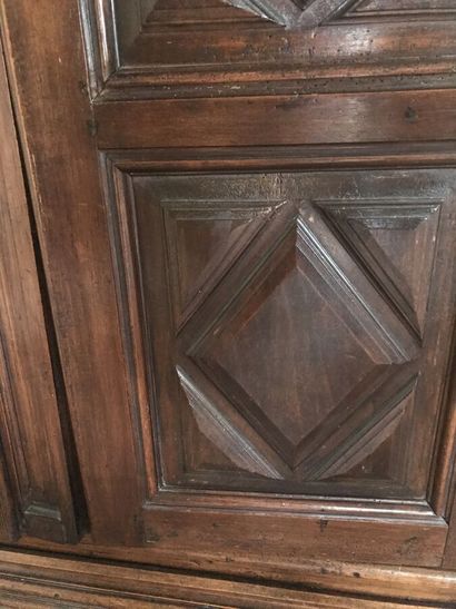 
Deux portes d'armoire en chêne sculpté à...