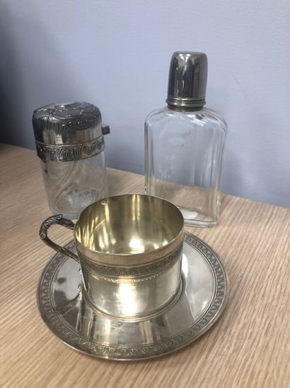 Tasse et sous-tasse en argent 925°/°° à décor...