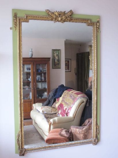 Miroir cadre en bois sculpté, doré et rechampi...