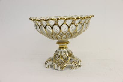 Coupe sur piédouche en porcelaine ajourée...