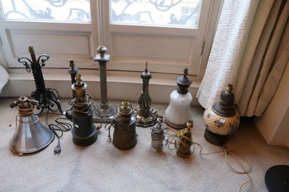 Un lot de 10 pieds de lampe montés à l'électricité...