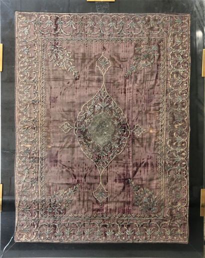 Panneau ancien en velours rouge brodé de...