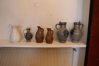 Ensemble de 6 pichets, cinq en grès à décor...
