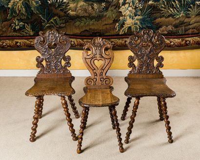 Paire de chaises en bois naturel, à dossier...