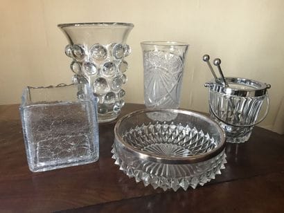 plat en verre taillé , vases , sceau à glaçons...
