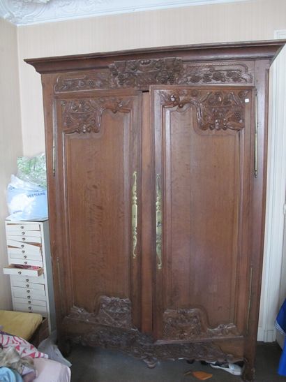 Armoire normande en chêne sculpté ouvrant...