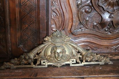 Fronton de meuble en laiton doré, à décor...