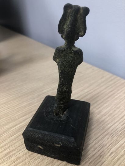 Statuette votive représentant Osiris en bronze...