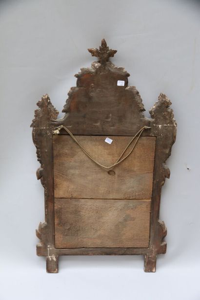 Miroir, le cadre en bois sculpté doré et...
