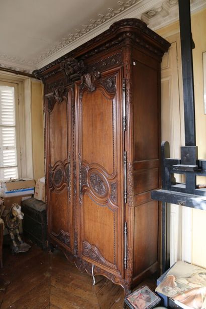 Armoire de mariage en chêne mouluré et sculpté,...