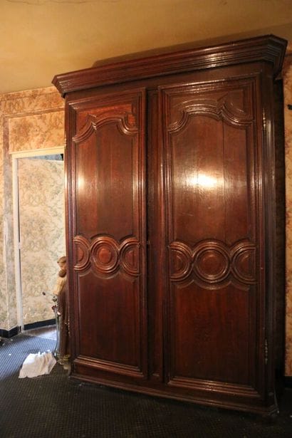 Deux larges portes en chêne ceinturées de...