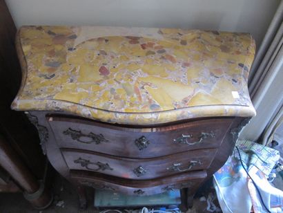 Commode en bois de placage à faces galbées...