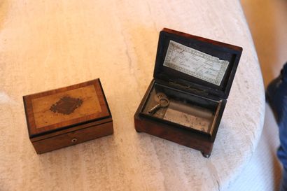 Deux boites à musique en placage de bois,...