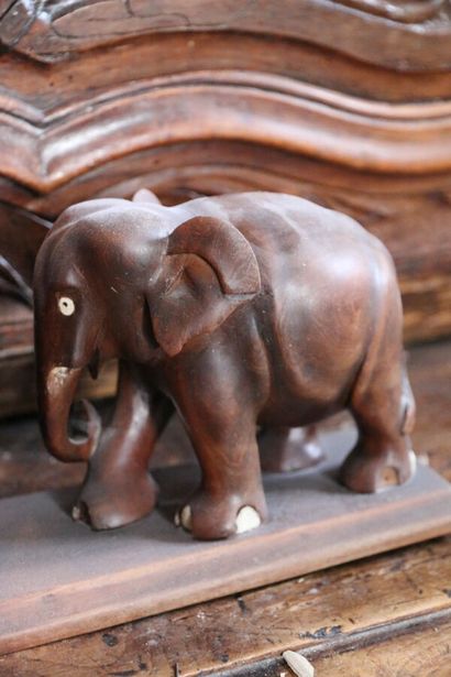 Paire de serre-livres éléphants en bois sculpté...