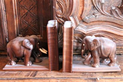 Paire de serre-livres éléphants en bois sculpté...