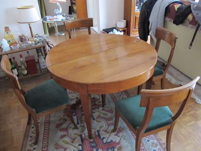 Six chaises en noyer, dossier bandeau, piétement...