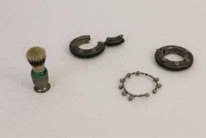 Un bracelet en argent torsadé et à grelots,...