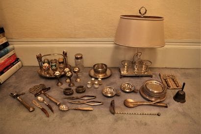 Lot en métal argenté, comprenant : un porte...