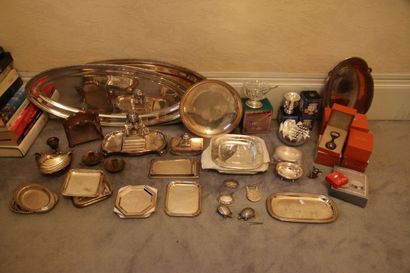Lot en métal argenté, comprenant : deux plats...