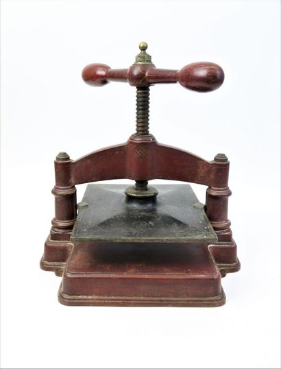Presse en fonte de fer laqué rouge.

H. :...