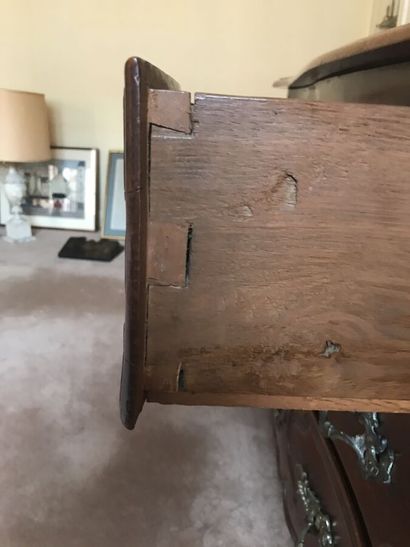 Commode en bois naturel teinté ouvrant par...