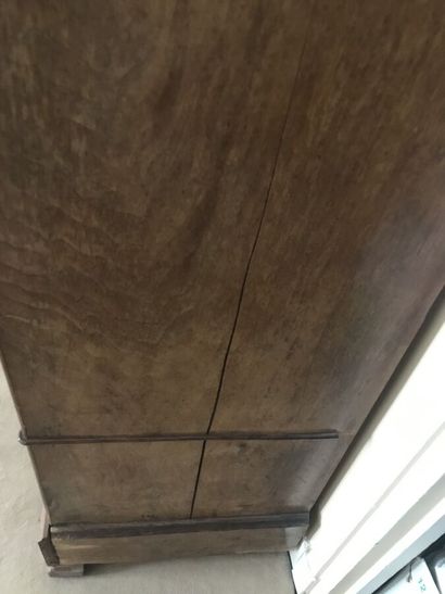 Armoire en placage de noyer ouvrant par une...