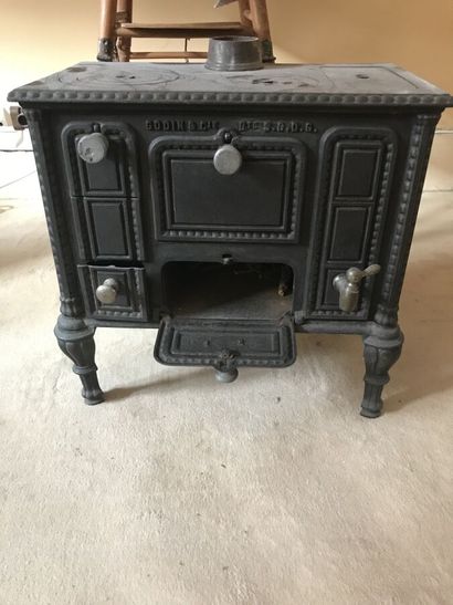 Poupée en celluloïd avec sa chaise et une...