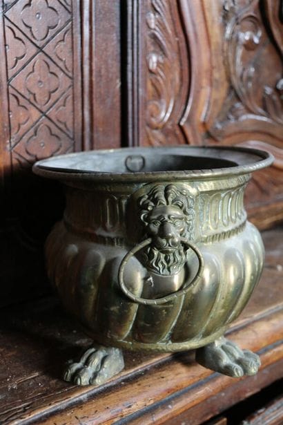 Cache pot en cuivre à décor repoussé de godrons,...