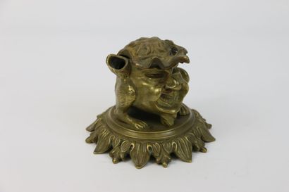 Encrier formant gargouille, sur socle feuillagé,...