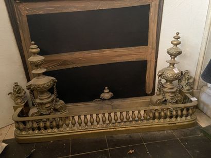 Paire de chenets en bronze doré, à décor...
