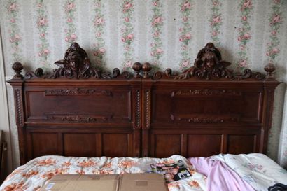 Paire de têtes de lit en chêne teinté mouluré...