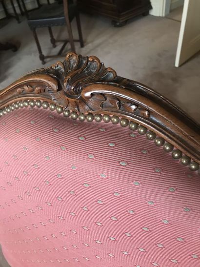 Paire de fauteuils en bois sculpté mouluré...