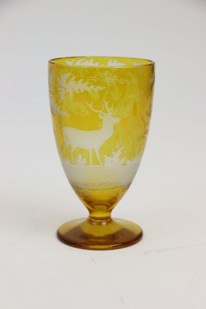 Ensemble en verre overlay jaune, comprenant...