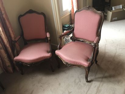 Paire de fauteuils en bois sculpté mouluré...