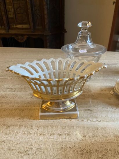 Ensemble en porcelaine de Paris émaillée...
