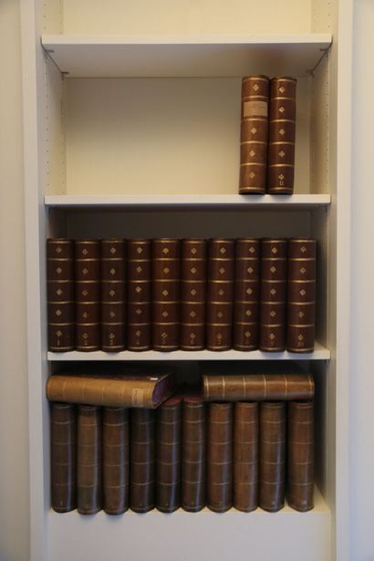 Environ 24 boites livres en maroquin, simulant...