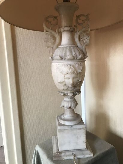 Pied de lampe en albatre à décor d'un mascaron.

Haut:...