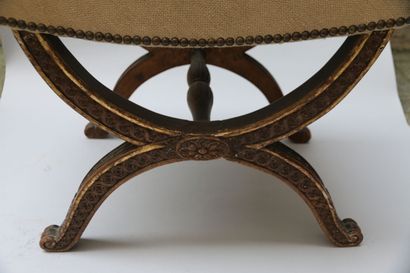 Tabouret en bois sculpté et partiellement...