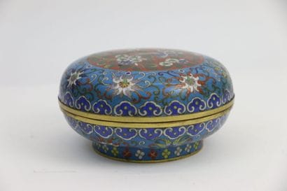 CHINE, XIXe siècle

Boîte de forme lenticulaire...