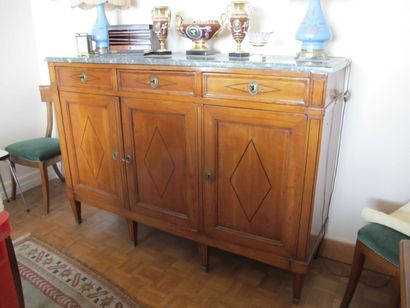 Enfilade, en bois naturel marqueté de losanges...