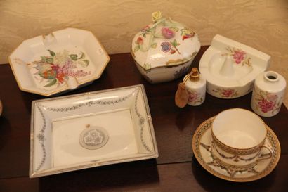 Tasse et sous-tasse en porcelaine à décor...