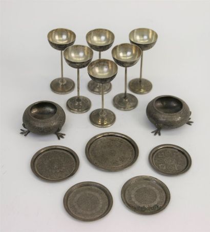 Six verres sur pied, deux petits pots posant...